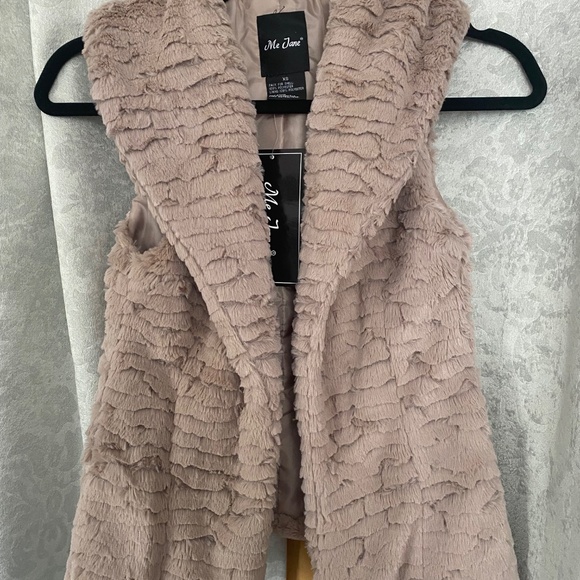 Brand new Faux Vest with pockets - Picture 3 of 3